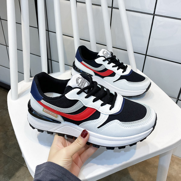 Sieviešu sporta kedas ar plakanām zolēm un šņorēm