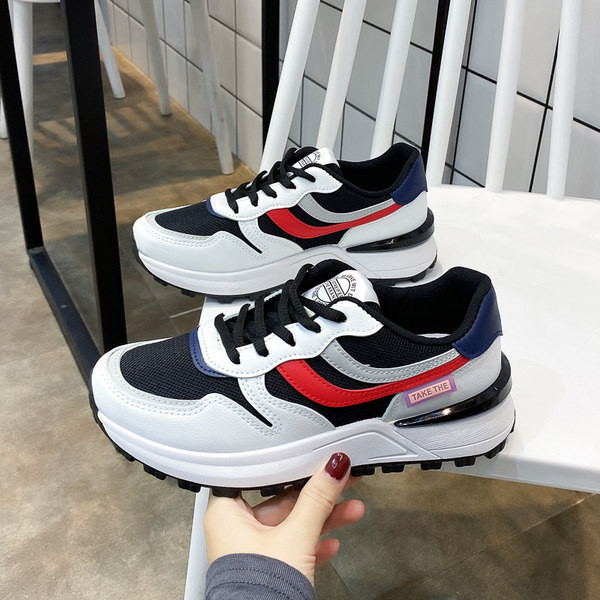 Sieviešu sporta kedas ar plakanām zolēm un šņorēm