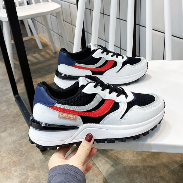 Sieviešu sporta kedas ar plakanām zolēm un šņorēm