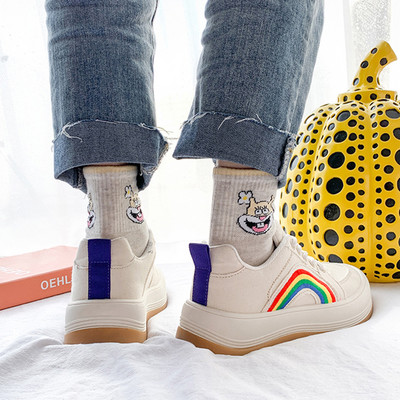 Jauns sieviešu kedu modelis ar izšuvumu un plakanu zoli