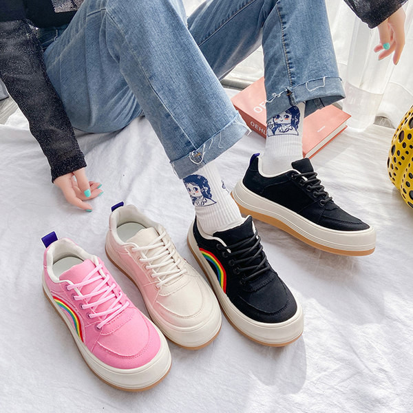 Jauns sieviešu kedu modelis ar izšuvumu un plakanu zoli