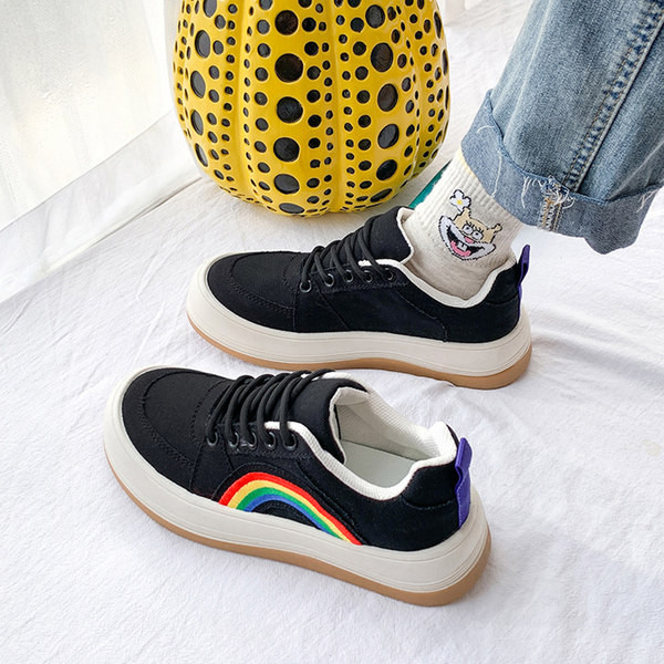 Jauns sieviešu kedu modelis ar izšuvumu un plakanu zoli