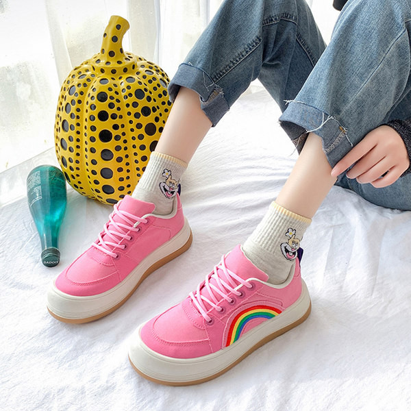 Jauns sieviešu kedu modelis ar izšuvumu un plakanu zoli