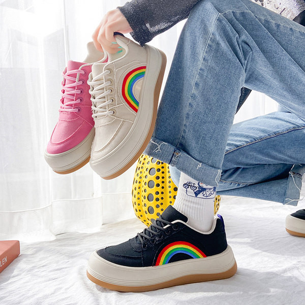 Jauns sieviešu kedu modelis ar izšuvumu un plakanu zoli