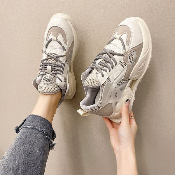 Tenisi dama model nou cu sireturi