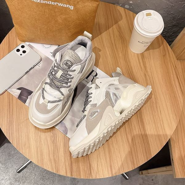 Tenisi dama model nou cu sireturi