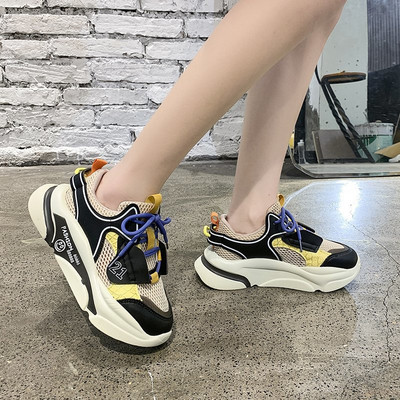 Sieviešu kedas ar krāsainu rakstu un mežģīnēm