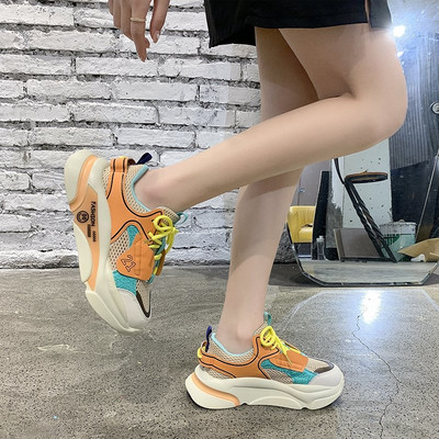 Sieviešu kedas ar krāsainu rakstu un mežģīnēm