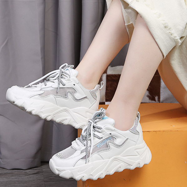 Baltas ikdienas sieviešu kedas ar augstām zolēm