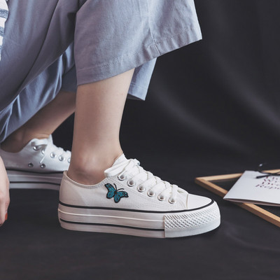 Ikdienas sieviešu kedas ar tauriņu izšuvumu - no auduma