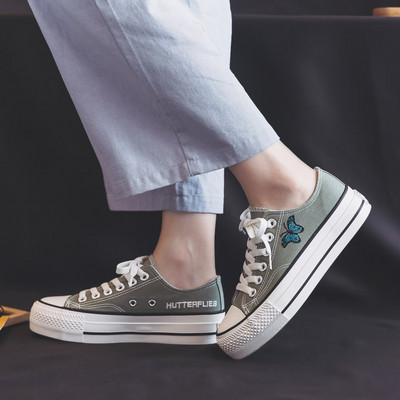 Ikdienas sieviešu kedas ar tauriņu izšuvumu - no auduma