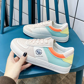 Jauns sieviešu ādas kedu modelis ar plakanu zoli un apdruku