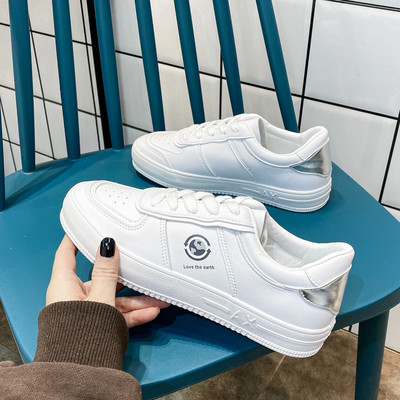 Jauns sieviešu ādas kedu modelis ar plakanu zoli un apdruku