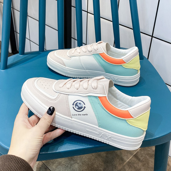 Jauns sieviešu ādas kedu modelis ar plakanu zoli un apdruku