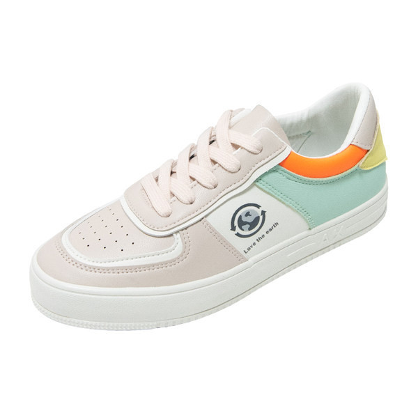 Jauns sieviešu ādas kedu modelis ar plakanu zoli un apdruku