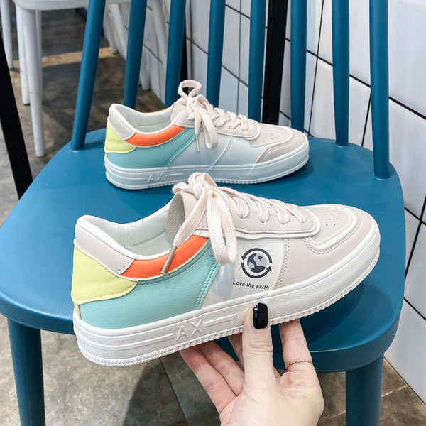 Jauns sieviešu ādas kedu modelis ar plakanu zoli un apdruku