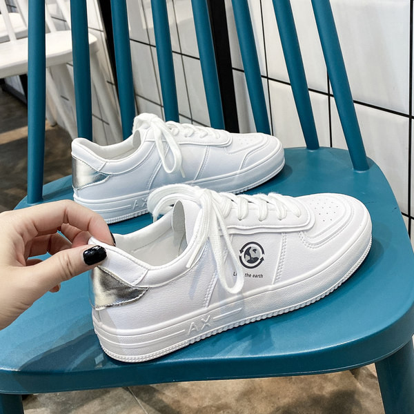 Jauns sieviešu ādas kedu modelis ar plakanu zoli un apdruku