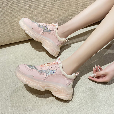 Modernas sieviešu kedas dekorētas ar akmeņiem