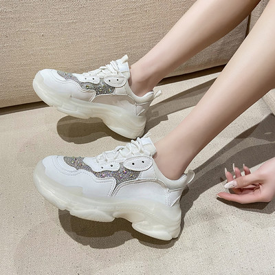 Modernas sieviešu kedas dekorētas ar akmeņiem