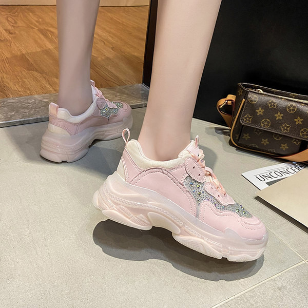 Modernas sieviešu kedas dekorētas ar akmeņiem