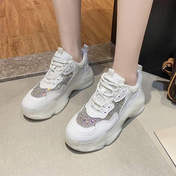 Modernas sieviešu kedas dekorētas ar akmeņiem