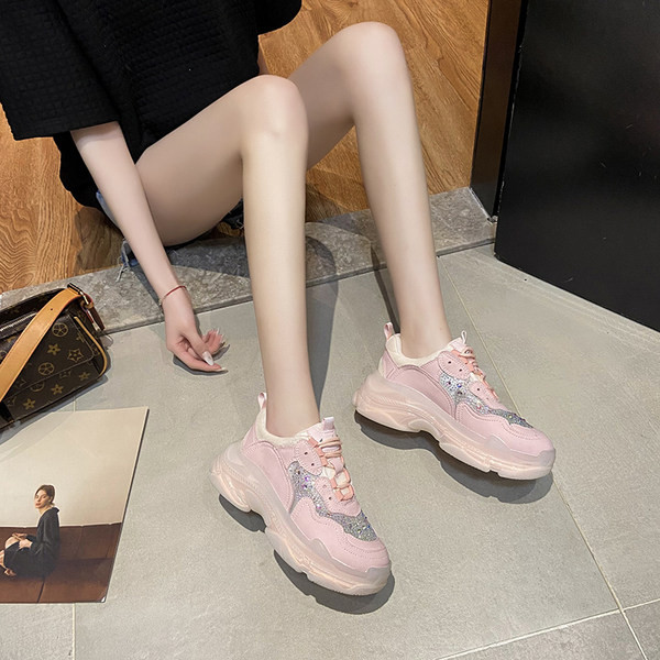 Modernas sieviešu kedas dekorētas ar akmeņiem