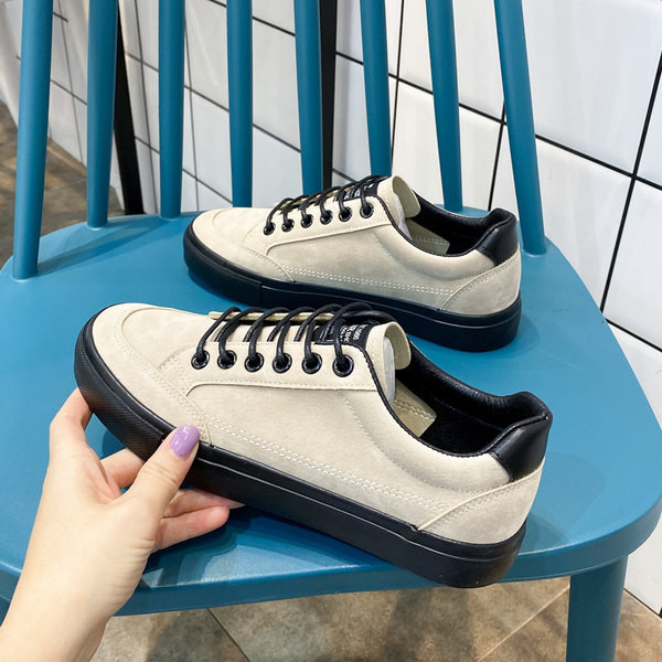 Jauns sieviešu kedu modelis ar plakanu zoli divās krāsās