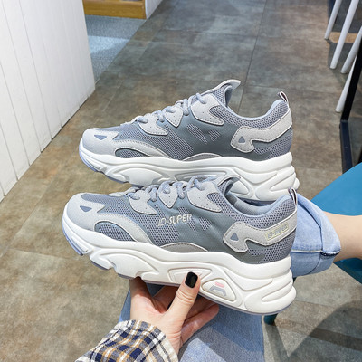 Jauns sieviešu sporta apavu modelis ar raupju zoli