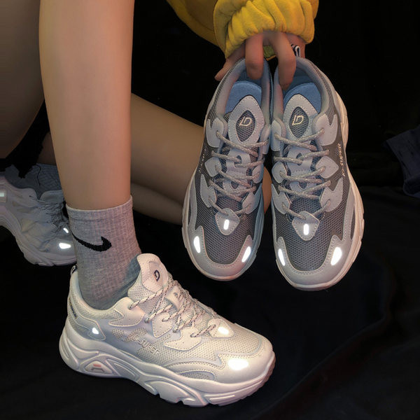 Jauns sieviešu sporta apavu modelis ar raupju zoli