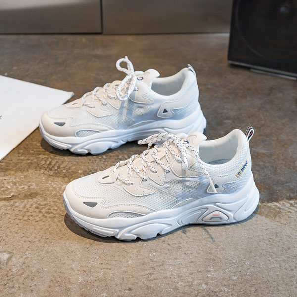 Jauns sieviešu sporta apavu modelis ar raupju zoli