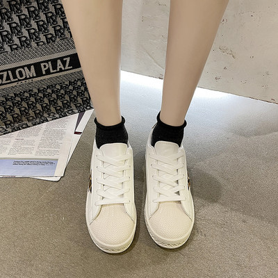 Tenisi moderni din piele cu sireturi - potriviti pentru primavara