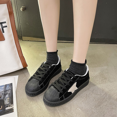 Tenisi moderni din piele cu sireturi - potriviti pentru primavara