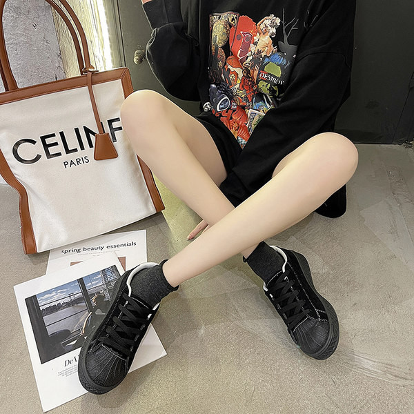 Tenisi moderni din piele cu sireturi - potriviti pentru primavara