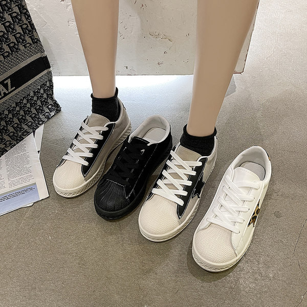 Tenisi moderni din piele cu sireturi - potriviti pentru primavara