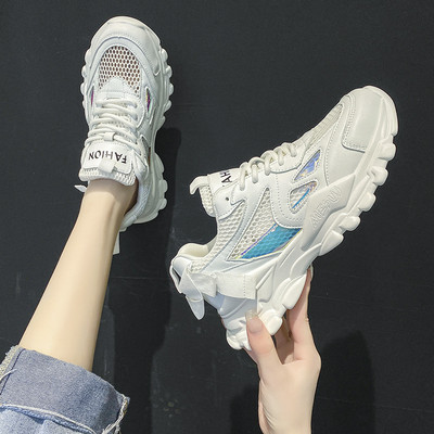 Model nou de adidasi respirabili cu sireturi