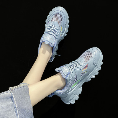 Model nou de adidasi respirabili cu sireturi