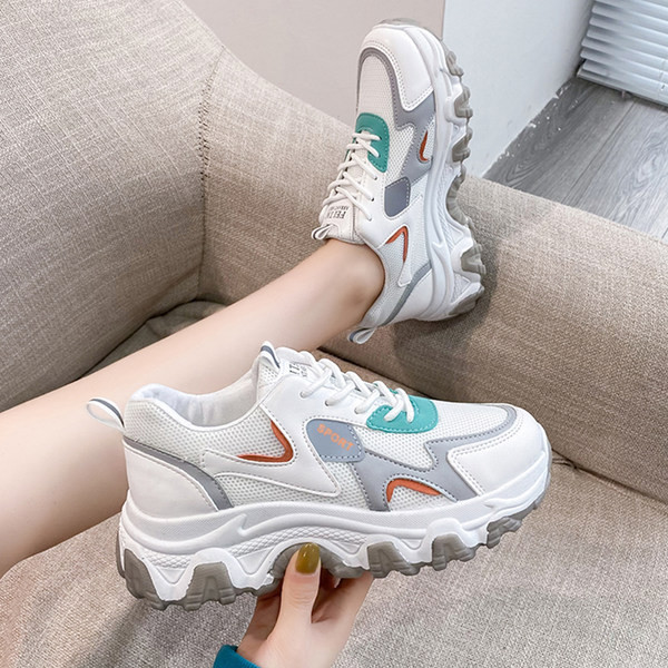 Adidași de primăvară din piele ecologică și material textil - un model nou