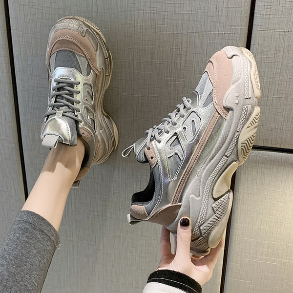 Adidași moderni de damă cu talpă aspră - un model nou