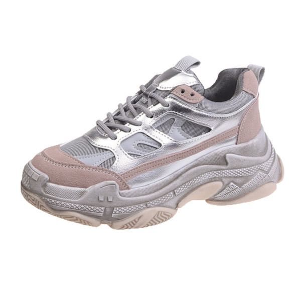 Adidași moderni de damă cu talpă aspră - un model nou