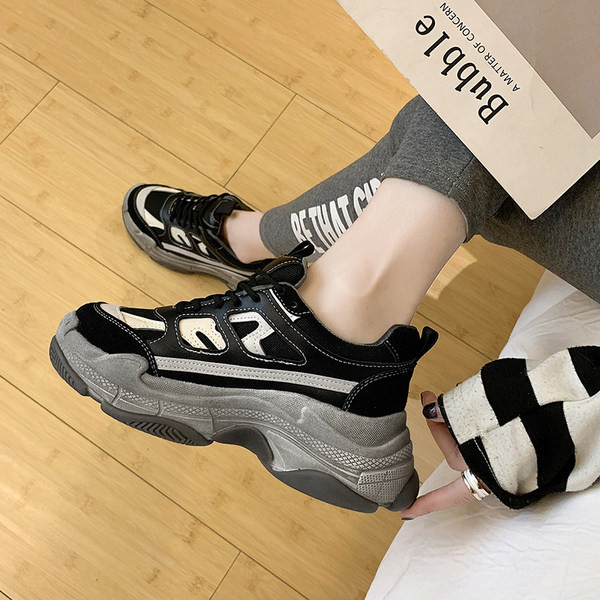 Adidași moderni de damă cu talpă aspră - un model nou