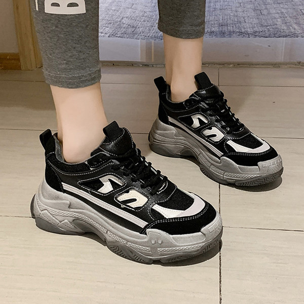 Adidași moderni de damă cu talpă aspră - un model nou