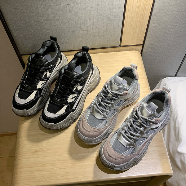 Adidași moderni de damă cu talpă aspră - un model nou