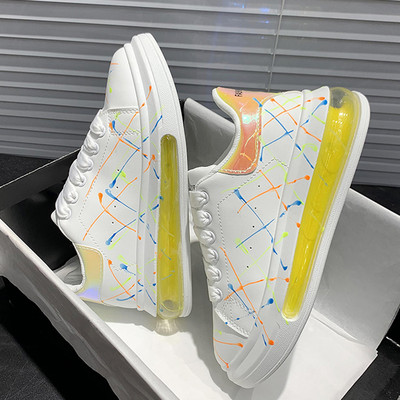 Ikdienas kedas ar krāsainu apdruku un kameru zolē