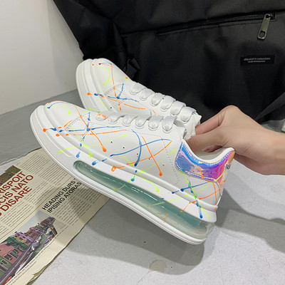 Ikdienas kedas ar krāsainu apdruku un kameru zolē