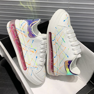 Ikdienas kedas ar krāsainu apdruku un kameru zolē