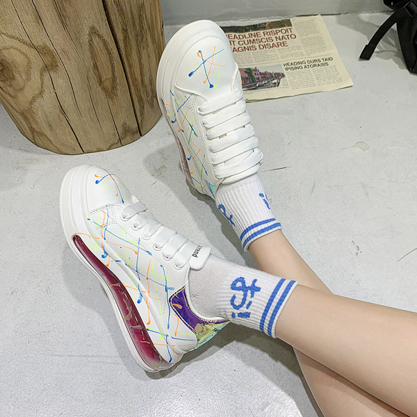 Ikdienas kedas ar krāsainu apdruku un kameru zolē