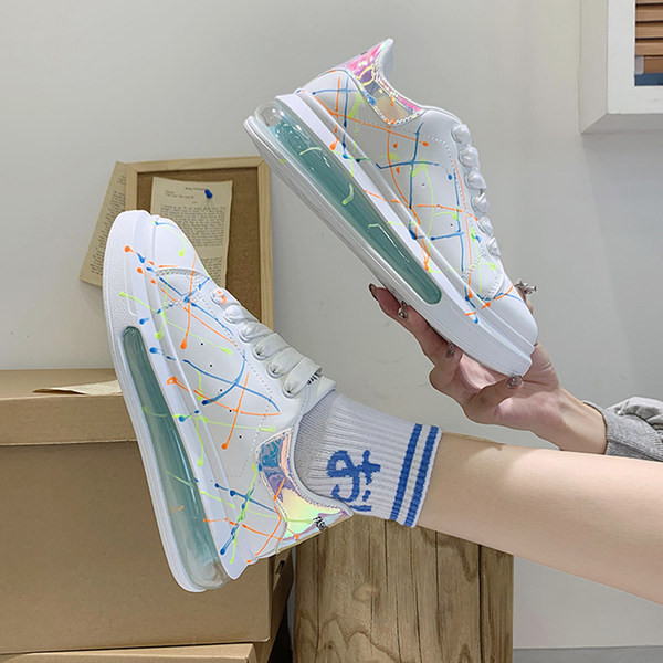 Ikdienas kedas ar krāsainu apdruku un kameru zolē