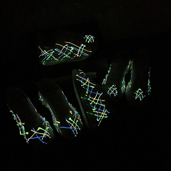 Ikdienas kedas ar krāsainu apdruku un kameru zolē