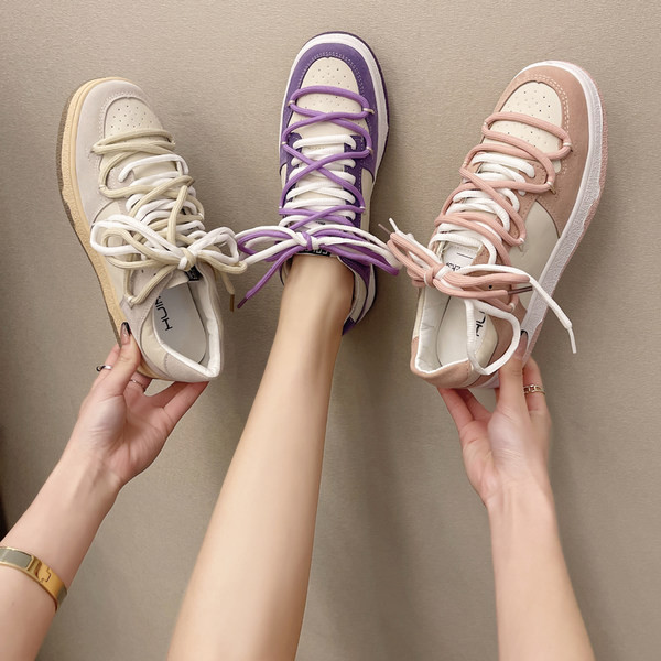 Sieviešu elpojošas kedas ar mežģīnēm un plakanu zoli