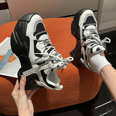 Jauns sieviešu kedu modelis ar augstām zolēm baltā un melnā krāsā